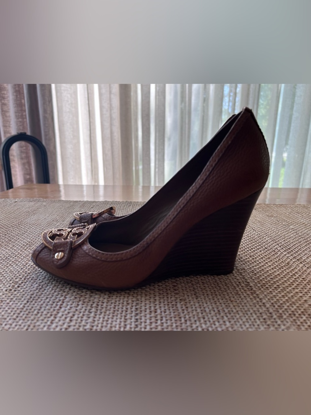 Tory Burch Pebble Leather Peep-Toe Saddle Tan 4” Stacked Wood Wedge HeelSize 9.5